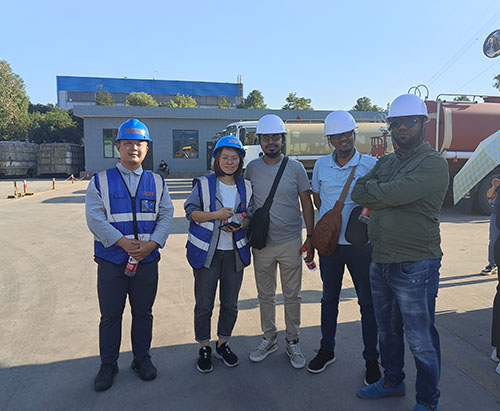 Клиенты из Эфиопии приходят на CLVEHICLES.COM и посещают нашу фабрику.
    