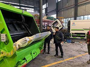 Заказчик из Южной Кореи приезжает на завод и изучает оборудование для уплотнения отходов
