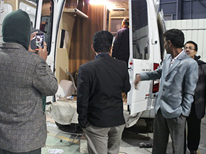 клиент из Бангладеш приезжает на завод и изучает бортовой грузовик и туристический автомобиль