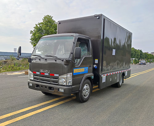 Один из грузовиков ISUZU с мобильными светодиодными экранами отправлен в Коста-Рику