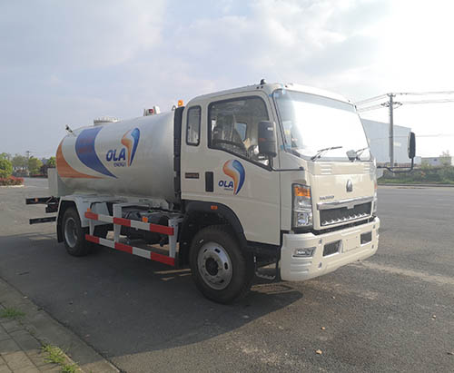 Один грузовик-цистерна для сжиженного нефтяного газа емкостью 8000 литров в Уганду