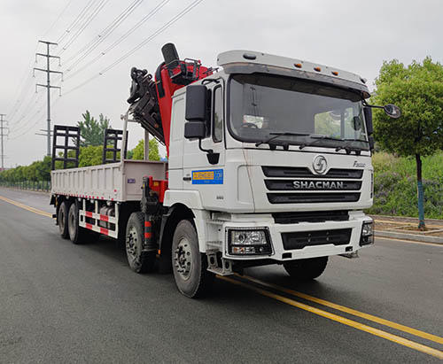 Грузовой автомобиль SHACMAN F3000 с 18-тонным краном доставлен в Уганду.
