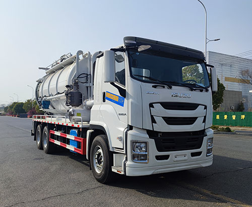 Один из автомобилей-вакуумных очистных сооружений ISUZU GIGA отправляется в Объединенные Арабские Эмираты