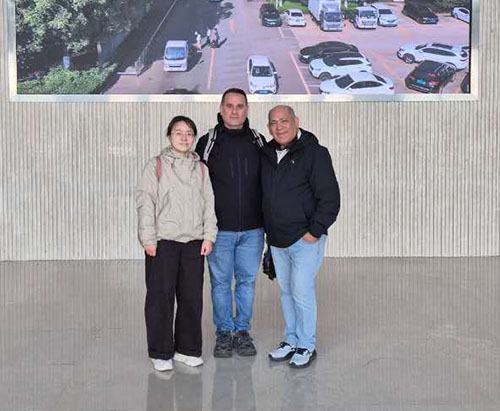 Клиенты из Венесуэлы посещают CLVEHICLES.COM и проверяют пожарную машину