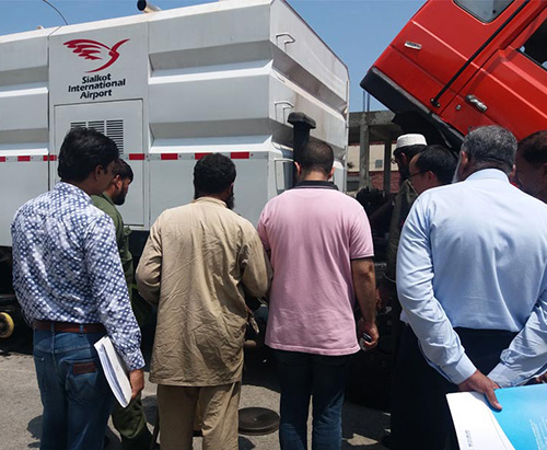 подготовка подметально-уборочной машины на месте для международного аэропорта Сиалкот в Пакистане