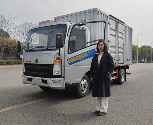 Одно из единиц Howo 5ton Van Box Truck Ship в Уганду