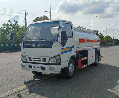Один грузовик-бензовоз ISUZU 600P объемом 5000 л отправлен в ЙЕМЕН