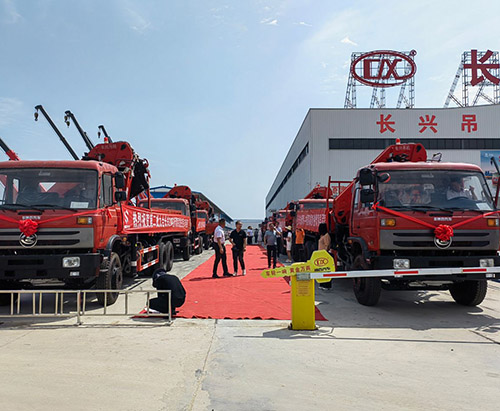 Девять единиц 20-тонного складного автокрана DONGFENG отправляются в Нигерию
