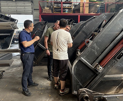 Клиенты из Южной Африки приезжают на CLVEHICLES.COM и осматривают мусоровоз-уплотнитель