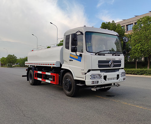 Один из автоцистерн для перевозки воды DONGFENG KINGRUN объёмом 10 куб. м отправляется в Уганду