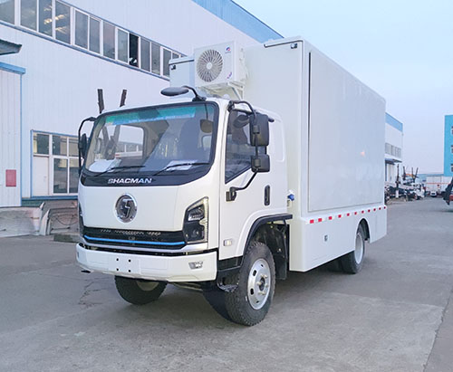 Две единицы мобильных грузовиков со светодиодными экранами отправлены в Уганду
    